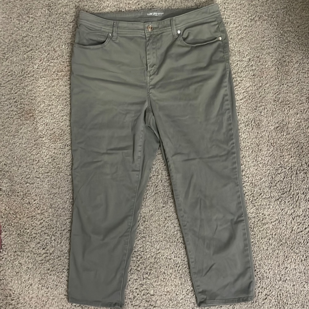 Chico’s Tapered Slim Leg Crop Pants in Olive size 10